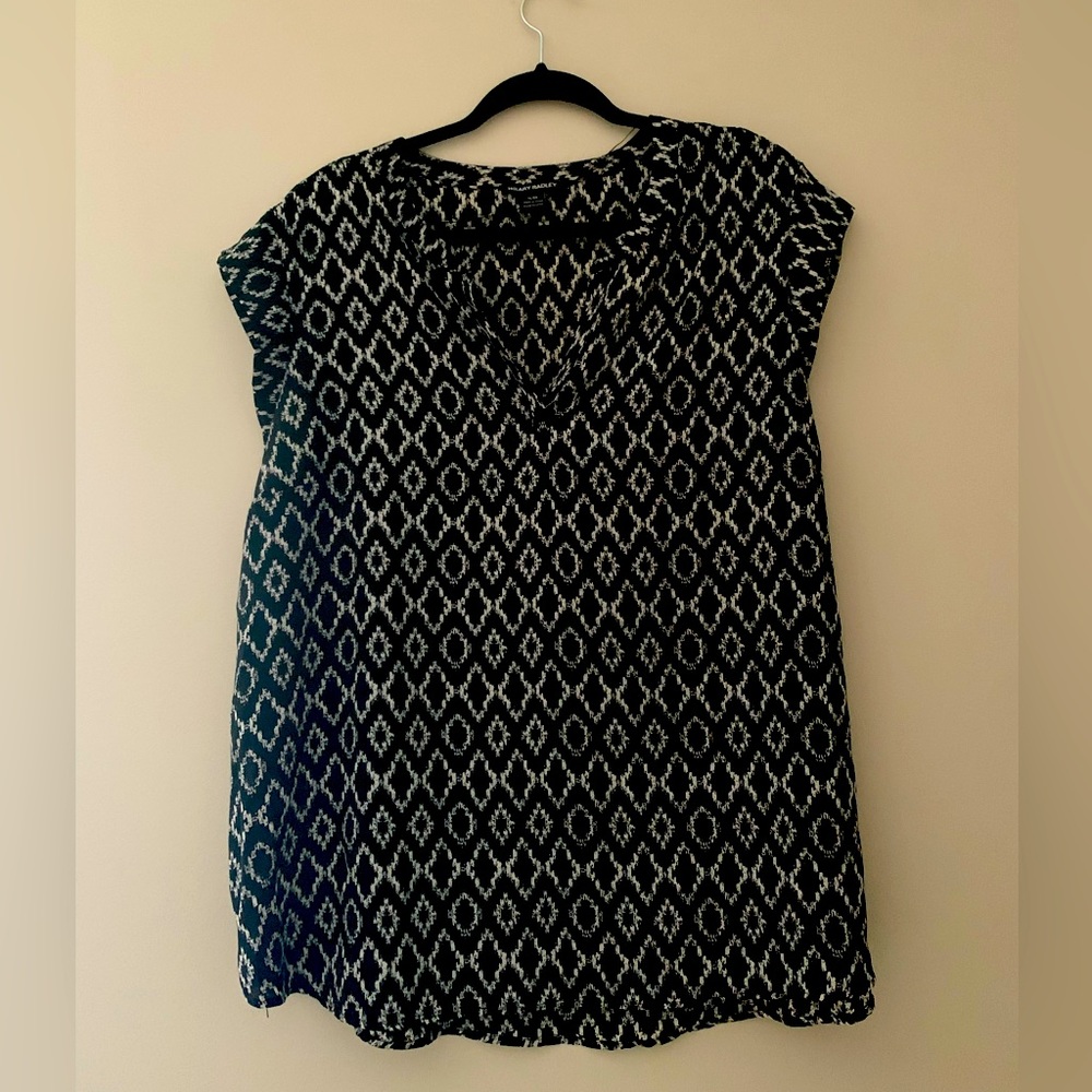 B&W patterned silky top, cap sleeves and v neck